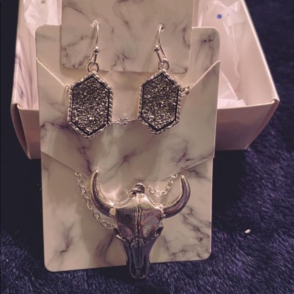 Earring and necklace set - Picture 1 of 1